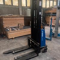 Carrello elevatore semielettrico SolidHub