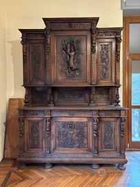 Antica credenza finemente intagliata
