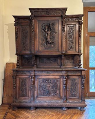 Antica credenza finemente intagliata