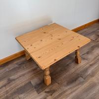 TAVOLINO BASSO IN LEGNO CON GAMBE TORNITE