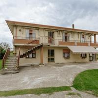 Arre - Casa singola divisa in due unità