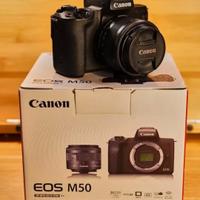canon eos m50 con obiettivo e adattatore ef s