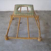 Vecchio girello in legno per bambini