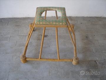 Vecchio girello in legno per bambini