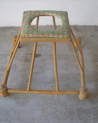 Vecchio girello in legno per bambini