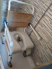 sedia a rotelle per doccia è wc 