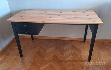 Scrivania in legno IKEA