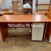 Scrivania con cassettiera e armadio verticale