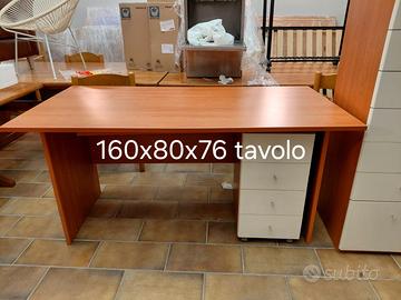 Scrivania con cassettiera e armadio verticale