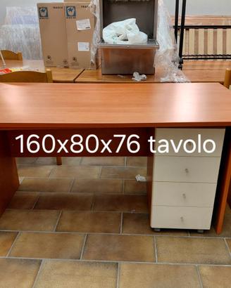 Scrivania con cassettiera e armadio verticale