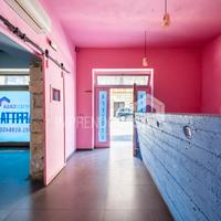 Negozio, cat. C/1 - 210 mq con 6 vetrine su strada