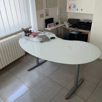 scrivania IKEA Galant con piano in vetro bianco e 