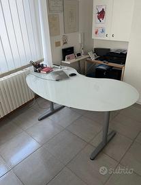 scrivania IKEA Galant con piano in vetro bianco e 