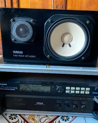 Amplificatore Yamaha con casse, effetti eco e mixe