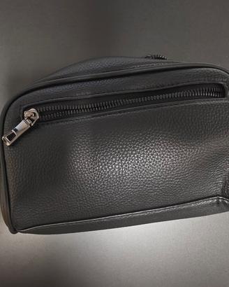 Pochette uomo in similpelle nera con manico