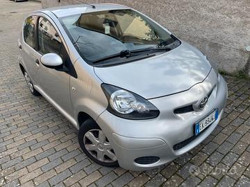Toyota aygo 1.0 connect navi 5-porte neopatentati