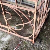 antica balconata in ferro battuto