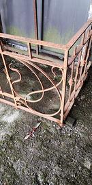 antica balconata in ferro battuto