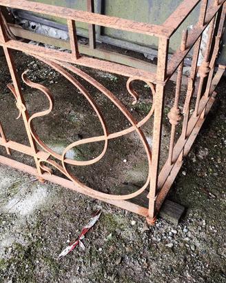 antica balconata in ferro battuto