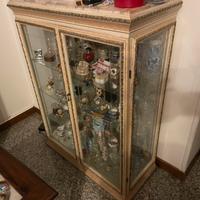 Vetrinetta classica con marmi e ripiani in vetro