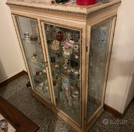 Vetrinetta classica con marmi e ripiani in vetro
