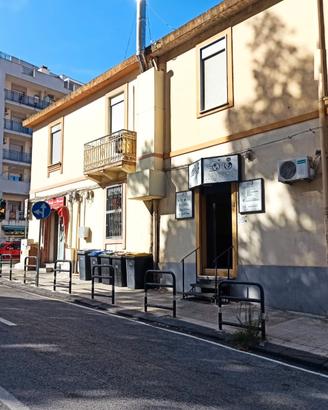 Via Emilia, locale su due livelli