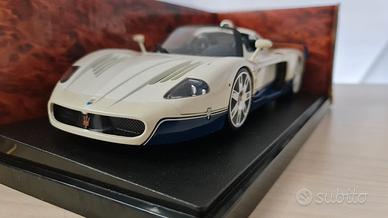 Mserati mc12 hotwheels 1:18 