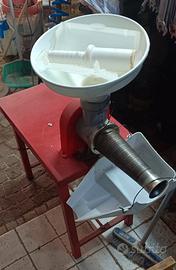 Passapomodoro elettrico con supporto