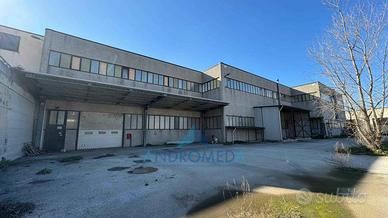 Immobile di 2500 m² a Sperone