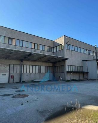 Immobile di 2500 m² a Sperone