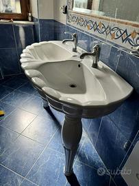 Sanitari bagno vintage a forma di conchiglia