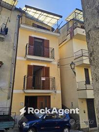 Casa indipendente di 200 m² con 4 locali e box aut