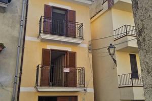 Casa indipendente di 200 m² con 4 locali e box aut