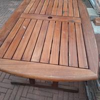 Tavolo in legno da giardino