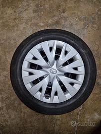 4 Pneumatici cerchi copricerchi Toyota Yaris