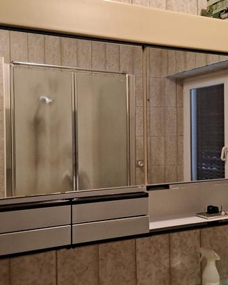 Specchio e mobiletto bagno
