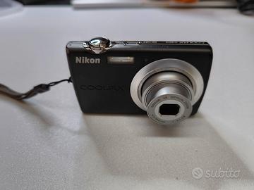 Nikon CoolPix S203 con caricabatterie e cavo AV.