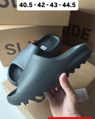 YEEZY SLIDE DARK ONYX