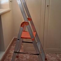 Scala pieghevole con ripiano superiore