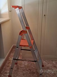 Scala pieghevole con ripiano superiore