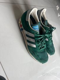 Paio di scarpe adidas trainer