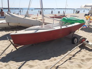 Vaurien in vetroresina completo di carrello e vele