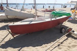 Vaurien in vetroresina completo di carrello e vele