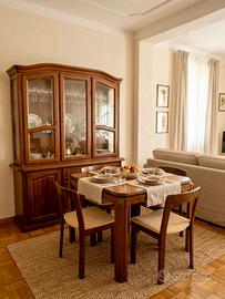 set sala pranzo classica in legno e vetrina 