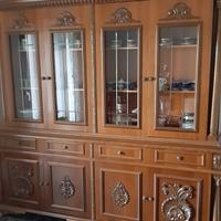 mobile in legno con ante a vetro 