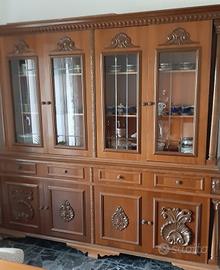 mobile in legno con ante a vetro 