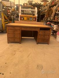 Scrivania in legno massiccio
