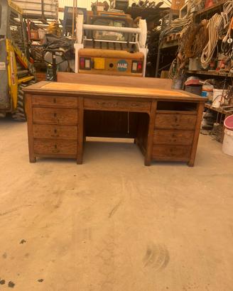 Scrivania in legno massiccio