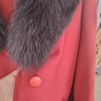 cappotto rosso, lungo, bordi volpe nera