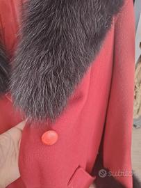 cappotto rosso, lungo, bordi volpe nera
